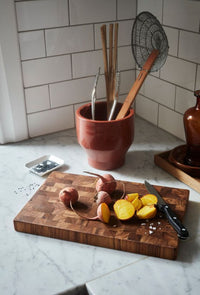 Deska do krojenia z drewna akacjowego – dwustronna, antypoślizgowa, gruba i trwała